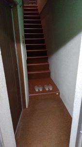 居室への階段は勾配があり、足腰に不安がある方は要確認です。