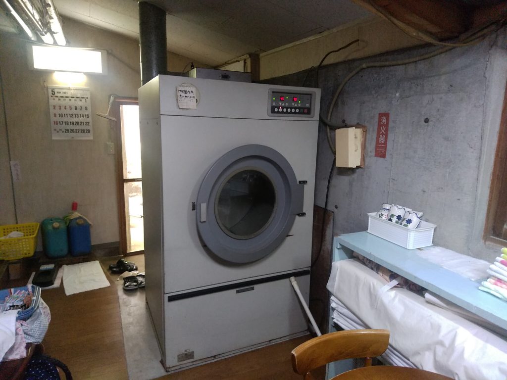 こちらは業務用の大型乾燥機。お急ぎの時重宝
