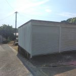 家屋のところから公衆道路を挟んでガレージがあります
